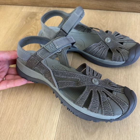 KEEN WOMEN\'S ROSE SANDAL
GARGOYLE/RAVEN